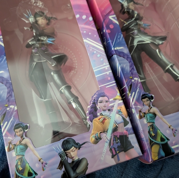 K-pop Demon Hunters Zoey Collector Doll - Picture 4 of 4